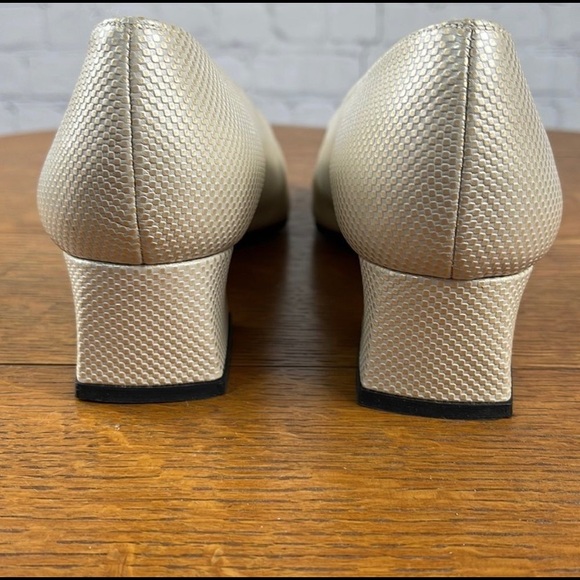 Stuart Weitzman Pumps Low Kitten Heel Cream/Gold Size 8.5 - Picture 7 of 9